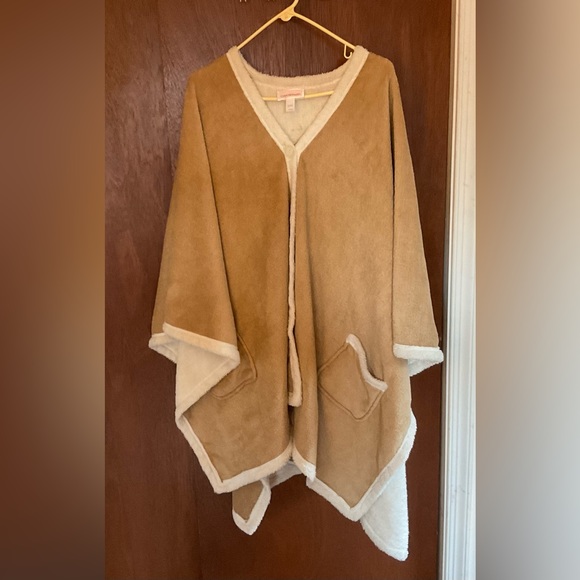 Stan Herman:one size womens shawl/cape/wrap/poncho cream/ tan/beige camel color. - Picture 3 of 13